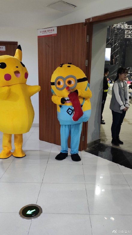 周深演唱會前扮小黃人接粉絲 發(fā)糖合影